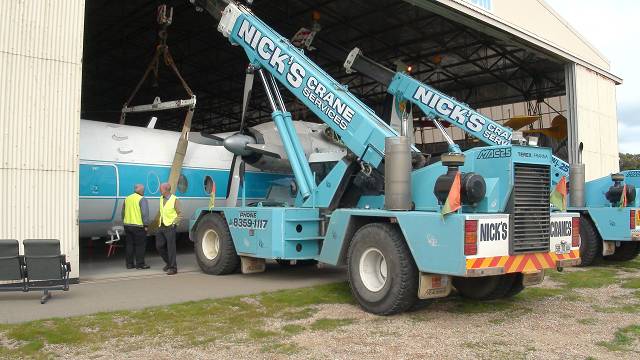 f27c The crew from Nick's Cranes do a precision job